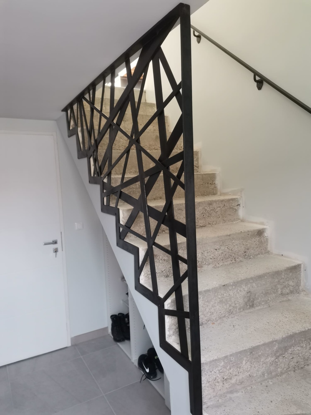 Détail de garde-corps en plats d’acier de différentes largeurs