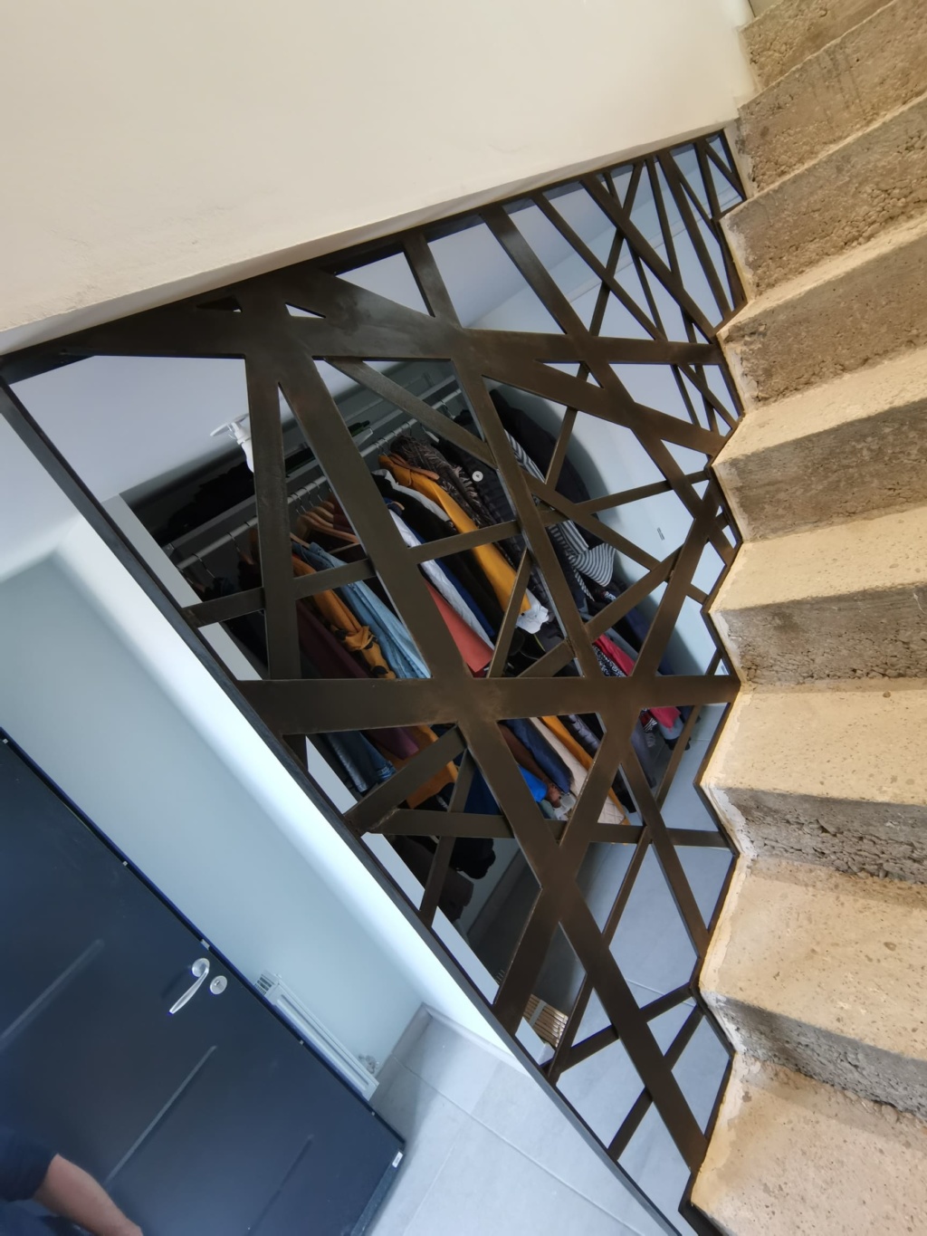 Garde-corps graphique en acier patiné