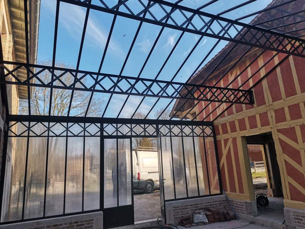 Verrière reliant la maison et la grange