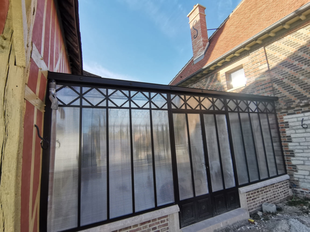 Verrière extérieure sur mesure entre deux bâtiments