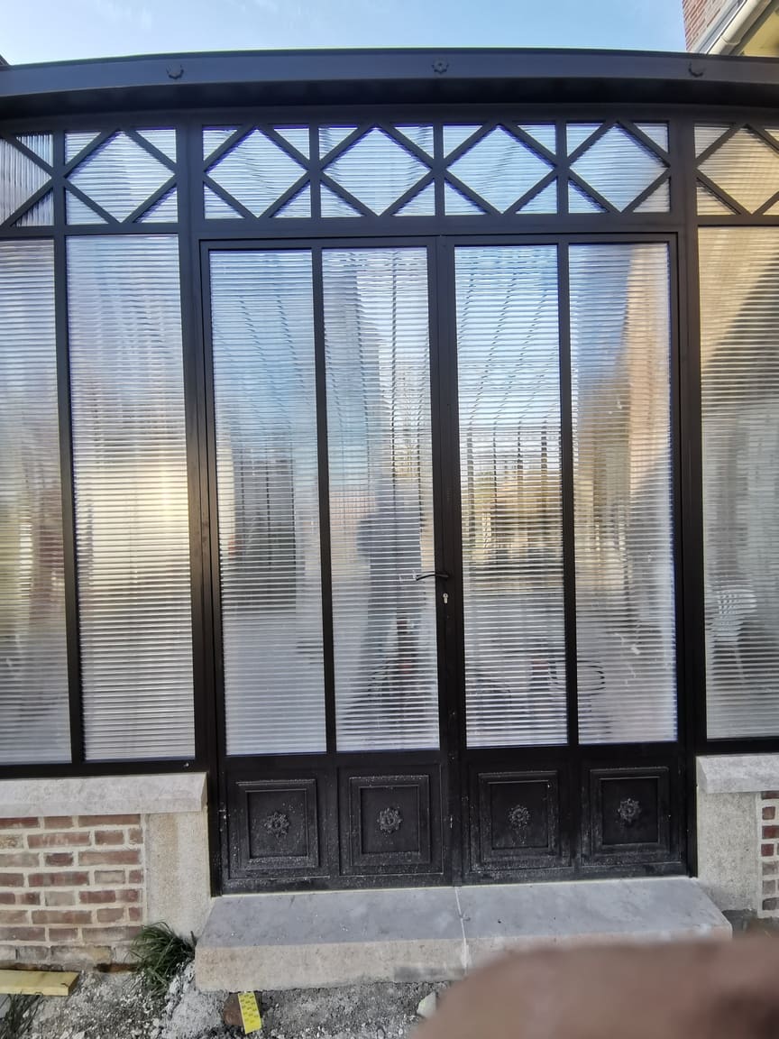 Structure de verrière en acier apprêté