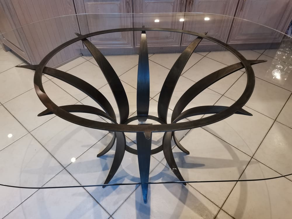 Détail de table en acier patiné