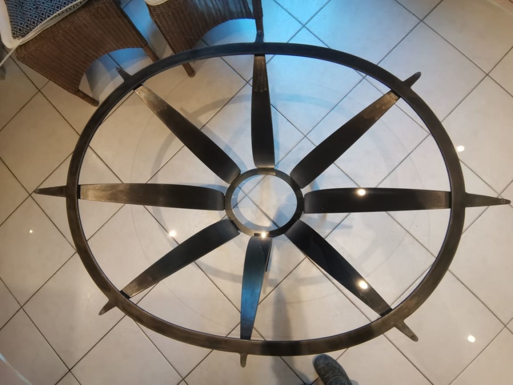 Table sur mesure en forme de pétales de fleur