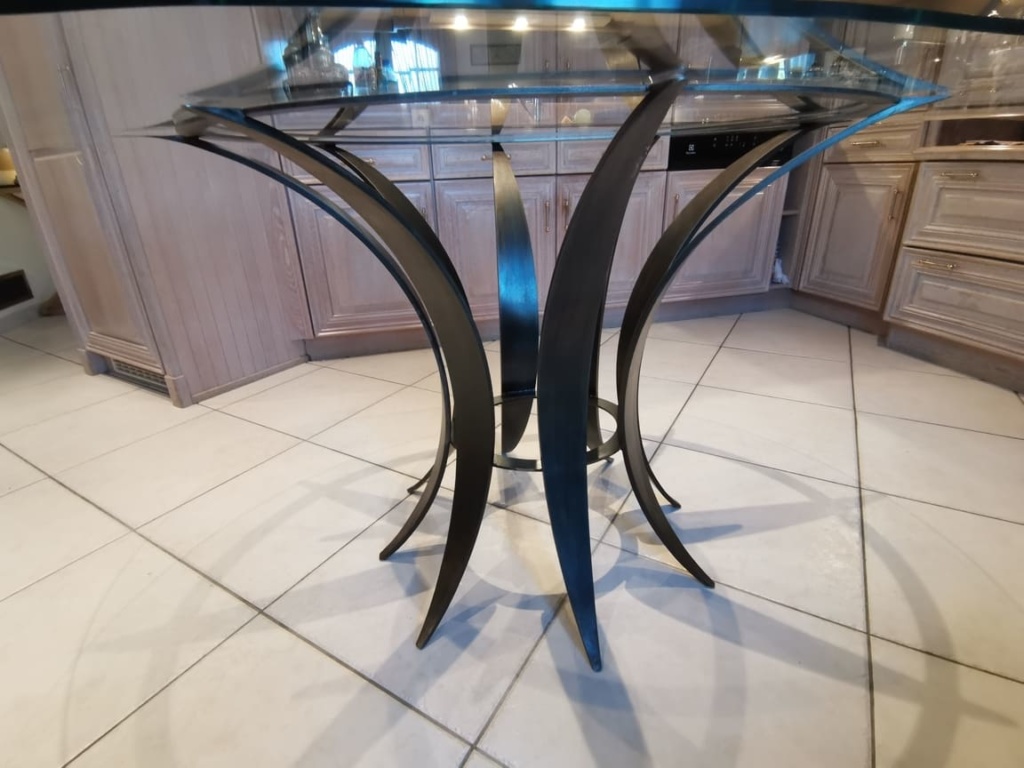 Table design carte blanche en acier patiné et verre trempé