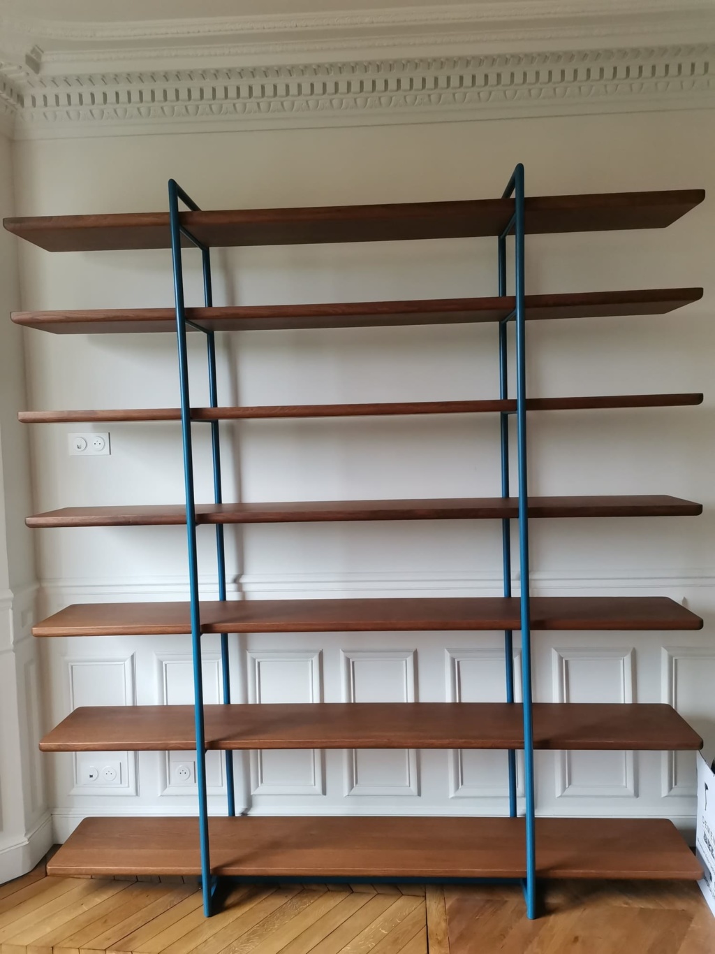 Étagères sur mesure en acier, laiton et noyer massif