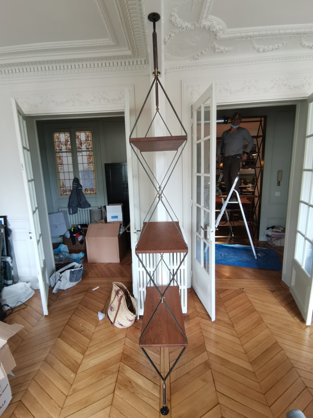 Étagères murales sur mesure pour intérieur parisien