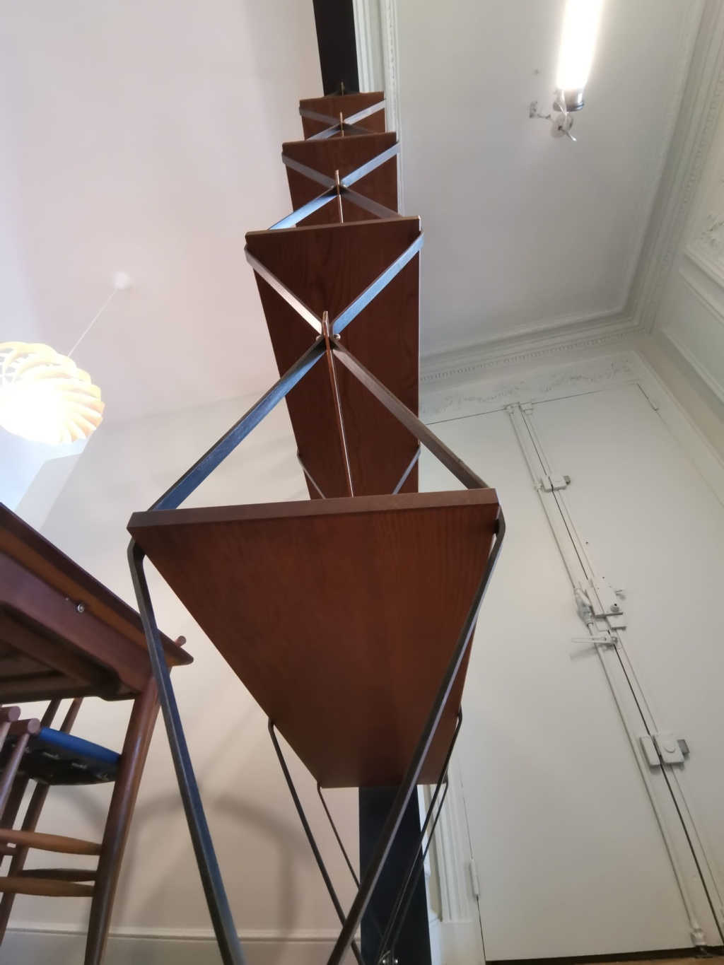 Mobilier sur mesure associant acier, laiton et noyer