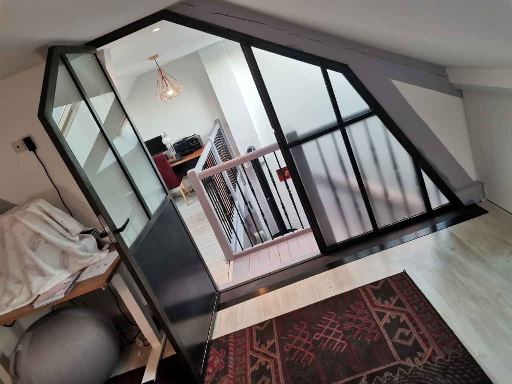 Verrière en acier thermolaqué et verre feuilleté sablé