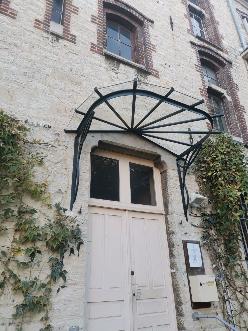 Marquise extérieure installée sur un bâtiment religieux