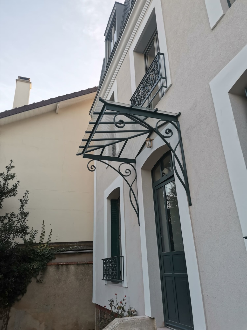 Marquise en acier thermolaqué et verre armé petites mailles