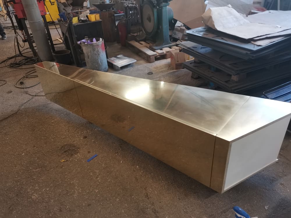 Meuble coffre en bois avec finition en laiton poli