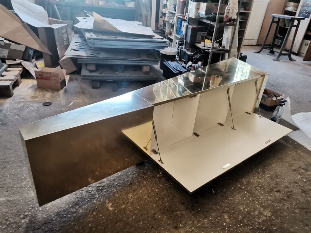 Meuble coffre design en bois et laiton