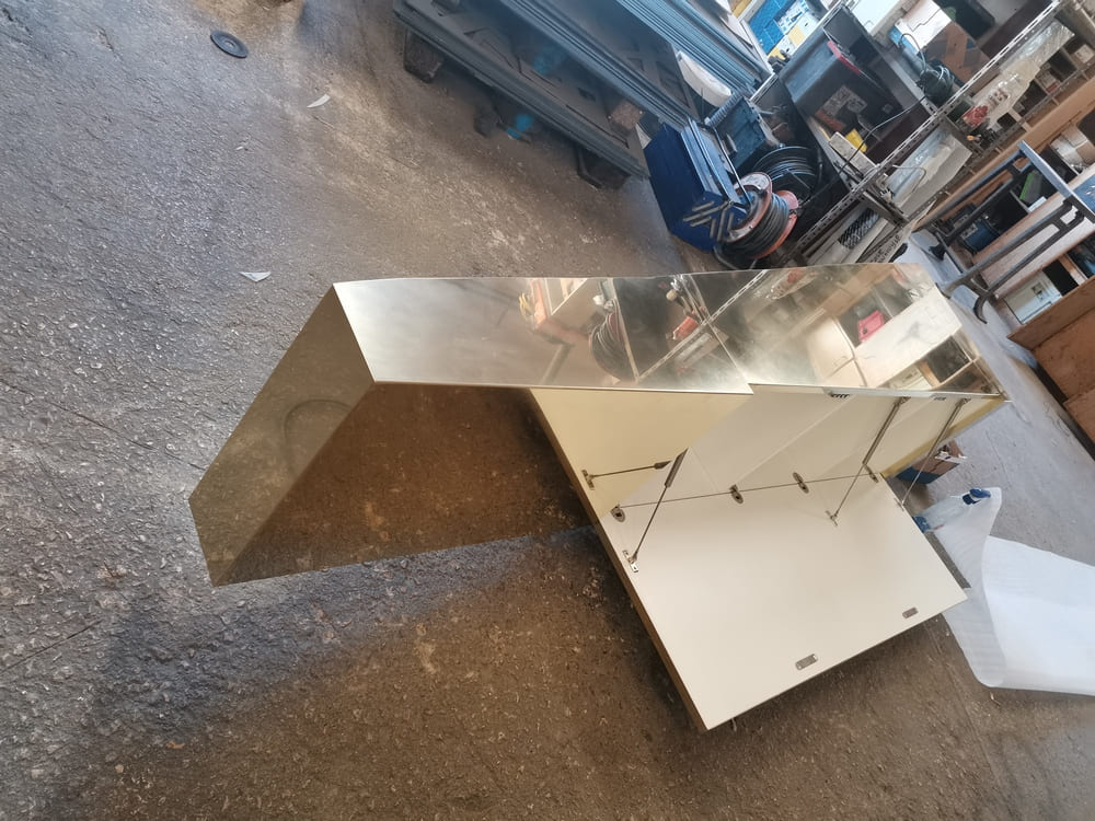 Finition artisanale en laiton poli sur mobilier